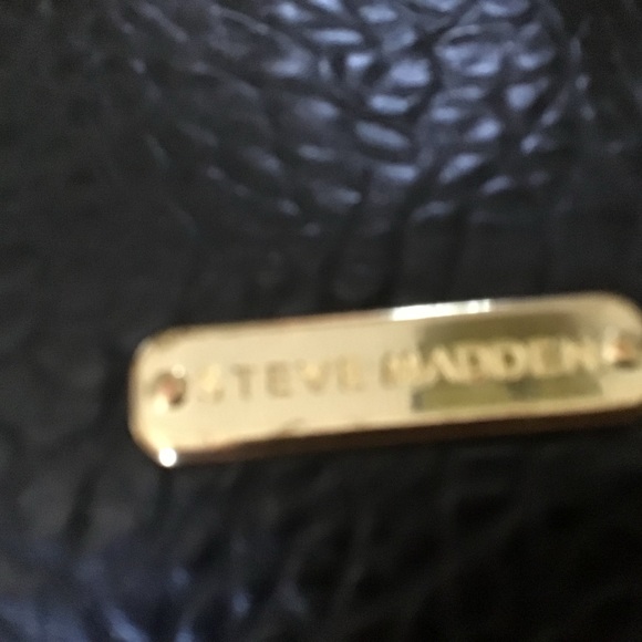 STEVE MADDEN BLACK. VEGAN PURSE, lots of compartments inside, classy look! - Picture 6 of 10
